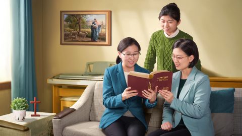 Cred că, dacă suntem credincioși numelui Domnului Isus și căii Domnului și nu acceptăm înșelăciunea Hristoșilor mincinoși, dacă suntem atenți cât așteptăm, atunci Domnul ne va oferi revelații când va veni. Nu este necesar să ascultăm vocea Domnului pentru a fi răpiți. Domnul Isus a spus: „Atunci, de vă va zice cineva «Iată, aici e Hristos, sau acolo!», să nu credeți. Că se vor scula Hristoşi mincinoși și proroci mincinoși și vor da semne mari și minuni ca să amăgească, de se va putea, și pe cei aleși” (Matei 24:23-24). Nu recunoașteți înșelăciunea Hristoșilor mincinoși și a prorocilor mincinoși? Deci, toți cei care mărturisesc despre venirea Domnului sunt mincinoși. Nu e nevoie să căutăm sau să cercetăm. Când va veni, El ni Se va revela și nu ne va părăsi. Cred că aceasta este interpretarea corectă. Voi ce credeți?