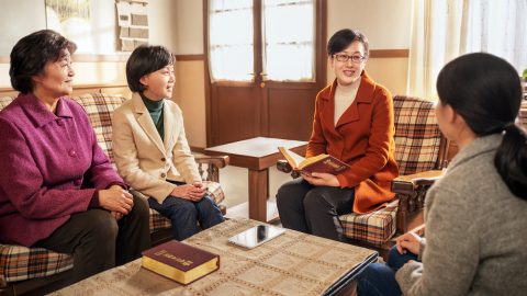 Spuneți că Hristos este adevărul, calea și viața. Aceasta este mărturia Duhului Sfânt și este incontestabilă. Dar Biblia menționează și cuvintele unor mari adepți spirituali și apostoli ai Domnului Isus. Exprimările lor pot fi considerate cuvântul lui Dumnezeu? Dacă ceea ce spun ei e considerat cuvântul lui Dumnezeu, atunci nu sunt și ei adevărul, calea și viața? Din punctul meu de vedere, nu e nicio diferență între cuvintele lor și cele ale Domnului Isus, toate sunt considerate ca fiind ale lui Dumnezeu. De ce nu sunt ei considerați adevărul, calea și viața?