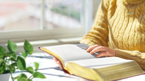 Tu declari că Domnul Isus S-a întors deja ca Dumnezeu Atotputernic întrupat, că El exprimă toate adevărurile pentru a purifica și mântui omenirea și că face lucrarea de judecată începând din casa lui Dumnezeu, așadar, cum ar trebui să deosebim vocea lui Dumnezeu și cum ar trebui să confirmăm că Dumnezeu Atotputernic este, într-adevăr, Domnul Isus reîntors?