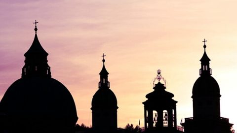 În lumea religioasă, puterea o dețin adevărul și Dumnezeu, sau antihriștii și Satana?